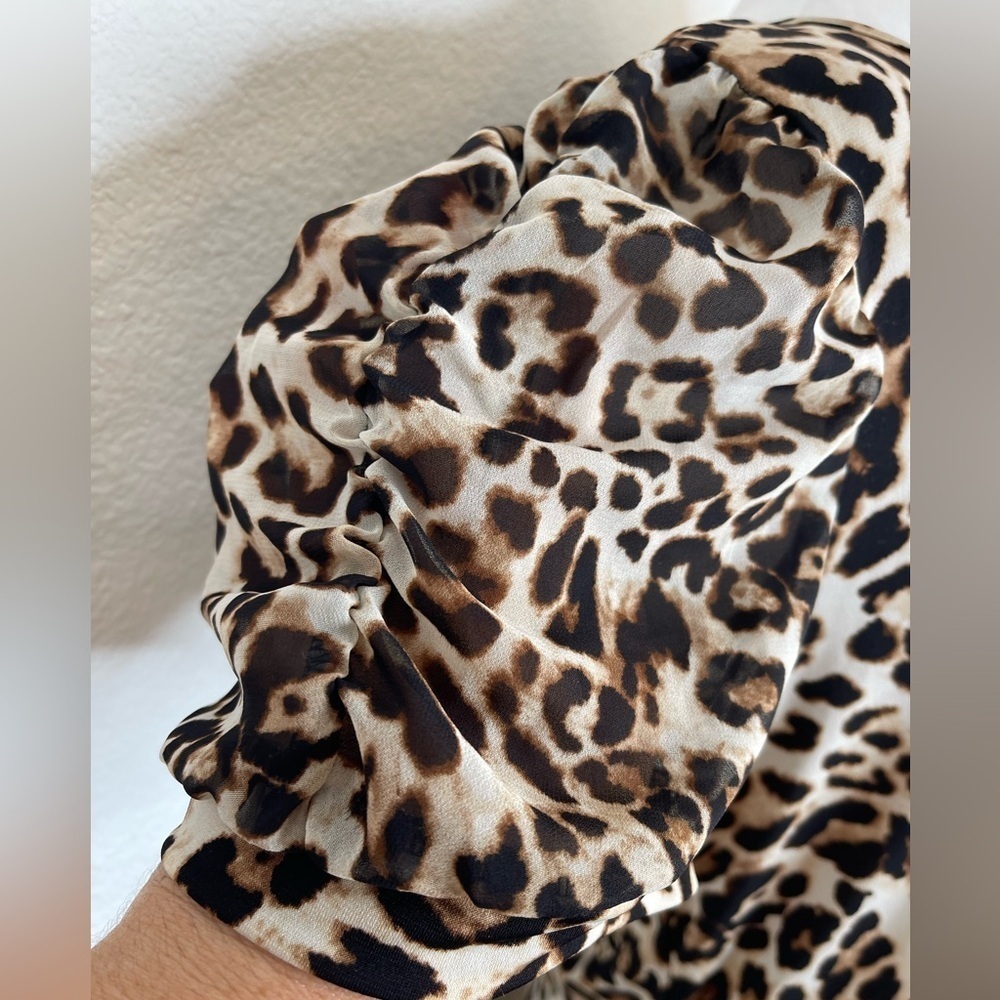 Adele & May Animal Print Short Sleeve Rushing Top Size Medium - Picture 9 of 11